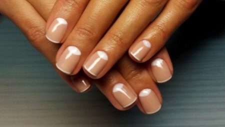Manucure beige et blanche : de superbes idées de design et de déco