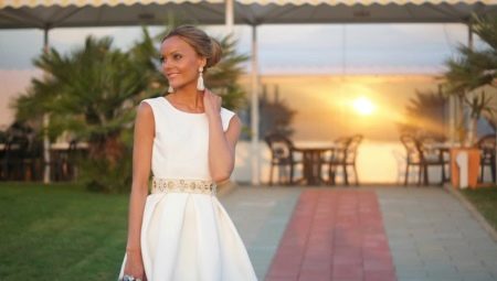 What should a guest wear to a wedding in the summer?