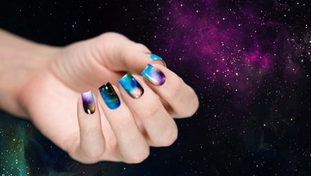 Σχέδιο μανικιούρ σε στυλ Cosmos