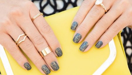 Conception d'ongles avec du vernis gel gris