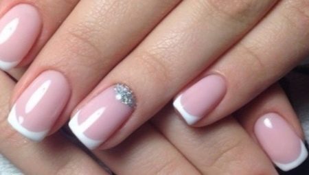 Design ideas for a delicate glitter manicure