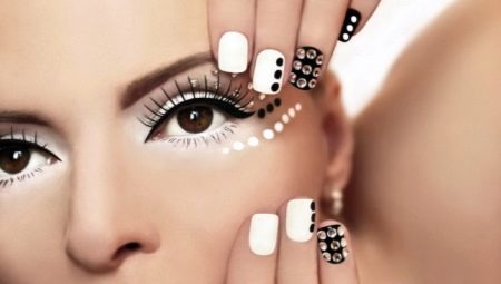 Inlaid nails with stones and rhinestones