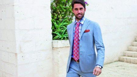 How should a man dress for a summer wedding?