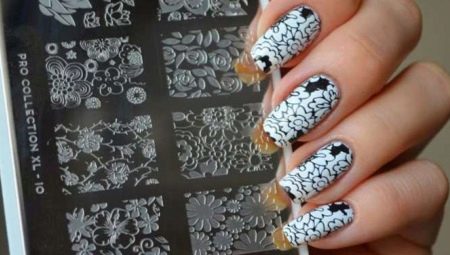 How to use a nail stamp?