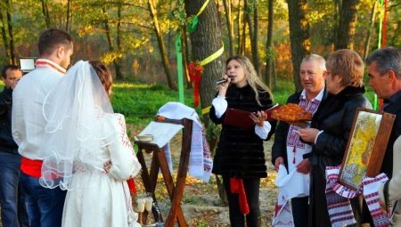 How to meet young people with a loaf at a wedding and what to say to them?