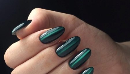 Cat's eye manicure in shades of green