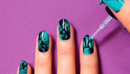 Manucure en marbre avec vernis gel