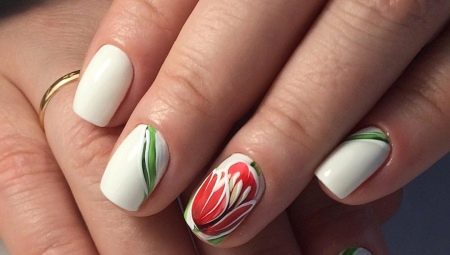 Conception inhabituelle de manucure avec des tulipes