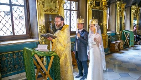 How long does a church wedding last and how is the sacrament held?