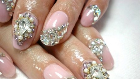 Options de conception d'ongles avec des pierres