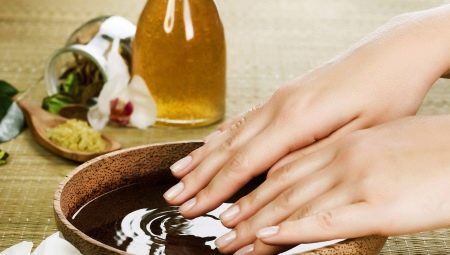 Making baths with salt to strengthen nails