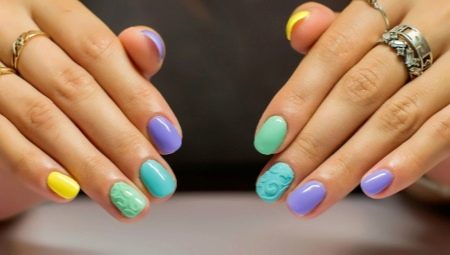 Interesting ideas for a bright manicure for short nails
