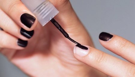 How to accurately and evenly paint your nails yourself?