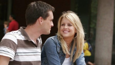 How do you know that a girl likes you?