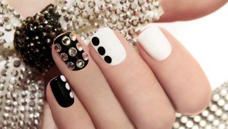 Manucure avec strass pour ongles courts