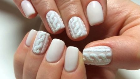 Manicure in powdery shades