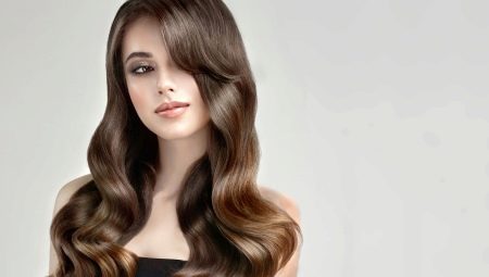 Comment arranger magnifiquement les boucles sur les cheveux avec une frange?