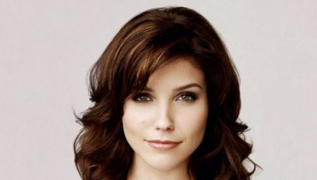 Features of a cascade haircut to the shoulders