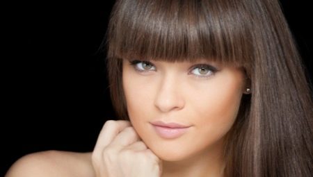 Frange droite : types, astuces pour la coupe et le coiffage