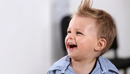 Coupes de cheveux pour petits garçons jusqu'à 2 ans : sélection et soins