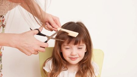 How to cut a child's bangs?