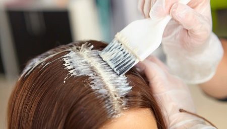 Is it better to dye on dirty or clean hair?