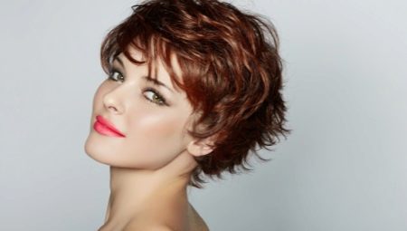 Coupes de cheveux Pixie pour cheveux mi-longs: caractéristiques, conseils de sélection et de style
