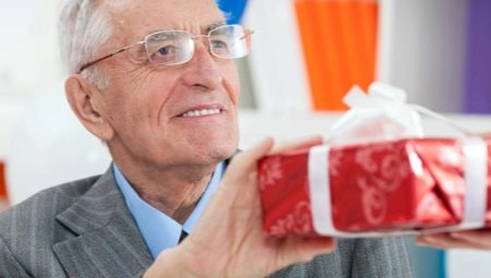 What to give grandfather for 90 years?