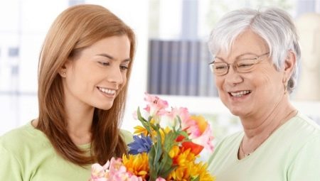 What to give mom for 65 years?