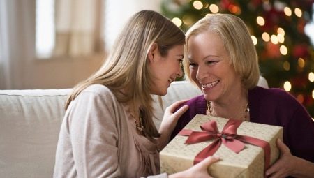 What to give a boyfriend's mom for the New Year?