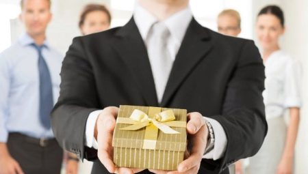 What to give the boss for her birthday?