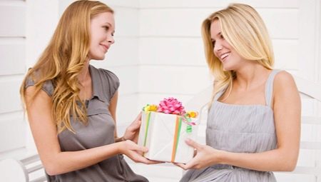 What to give a friend on March 8?