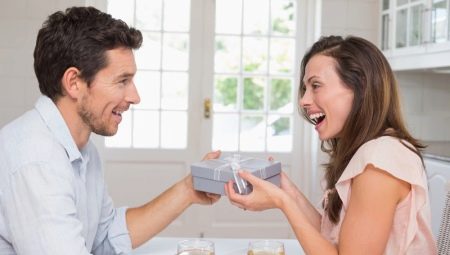 What to give a woman aged 31-34?