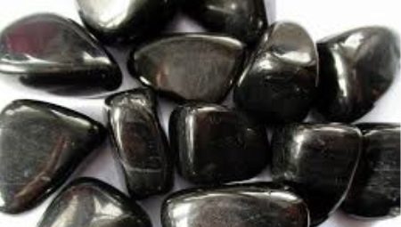 Jet: features, meaning and properties of the stone