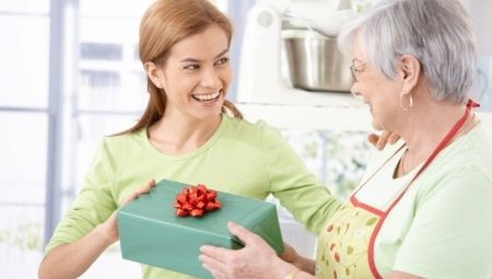 Gifts for mom for anniversary: what can they be and how to choose the right option?