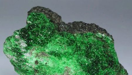 Varieties of uvarovite and its properties