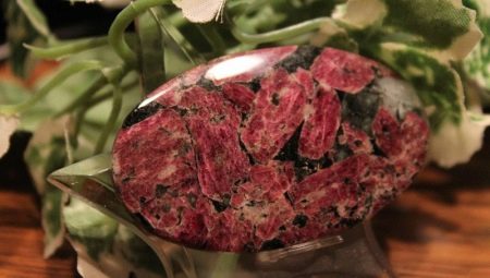 Eudialyte: types, properties, who suits?