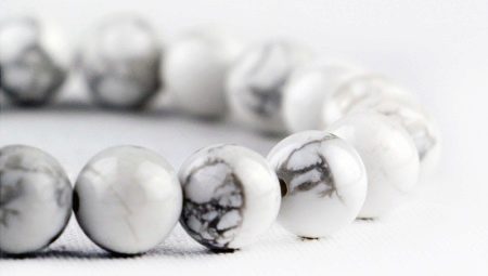 Howlite: features and properties of the stone