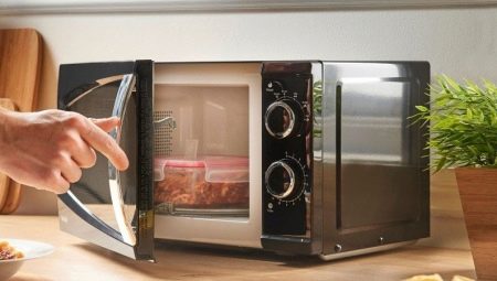 What utensils can be used in the microwave?