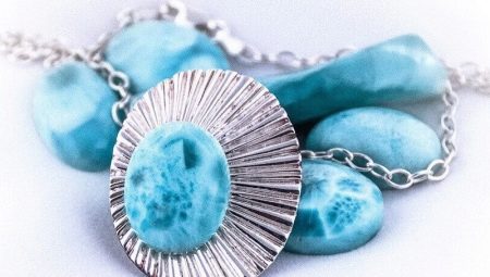 Larimar : à quoi ressemble-t-il et à qui convient-il ?