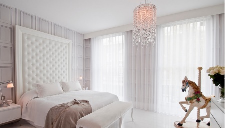 White curtains in the interior of the bedroom