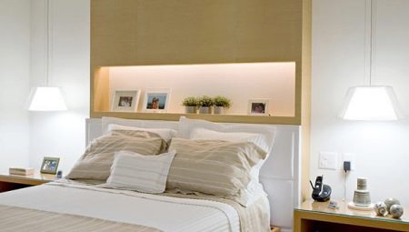 Idées pour un beau design d'étagères au-dessus du lit dans la chambre