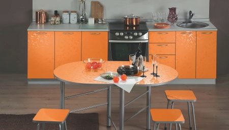 Tables de cuisine sur pieds en métal: types et conseils de choix