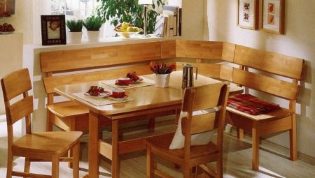 Kitchen corners made of wood: varieties and recommendations for choosing