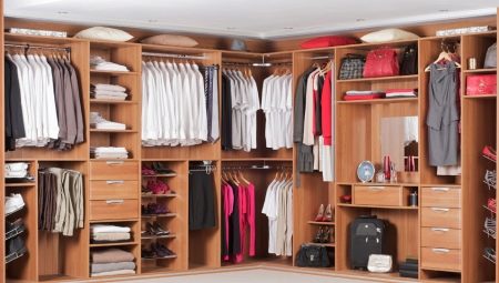 Remplir l'armoire dans la chambre: règles de base et idées intéressantes