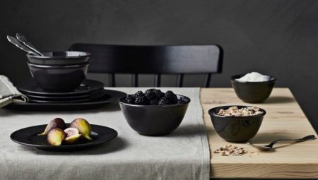 Features of black and brown cookware