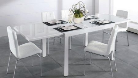 Chaises blanches pour la cuisine