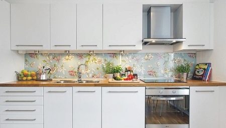 Aprons for white kitchens: varieties and tips for choosing