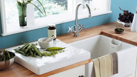 Ceramic sinks for the kitchen: what are there and how to choose them?