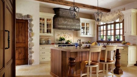 Cuisine dans une maison de campagne: design d'intérieur et ameublement